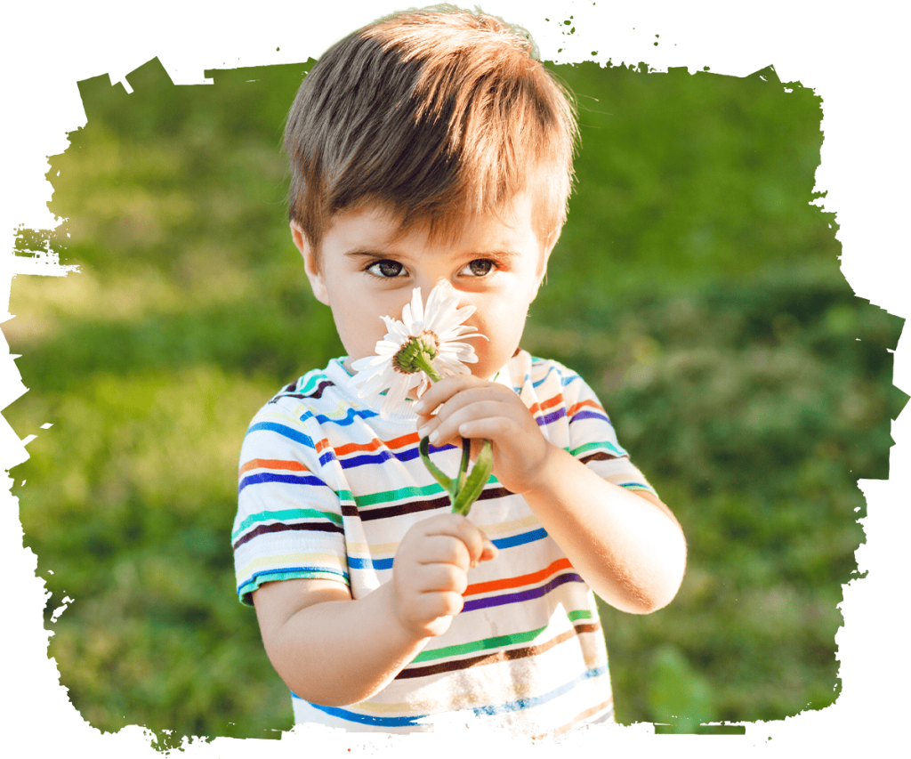 enfant qui sent une fleur
