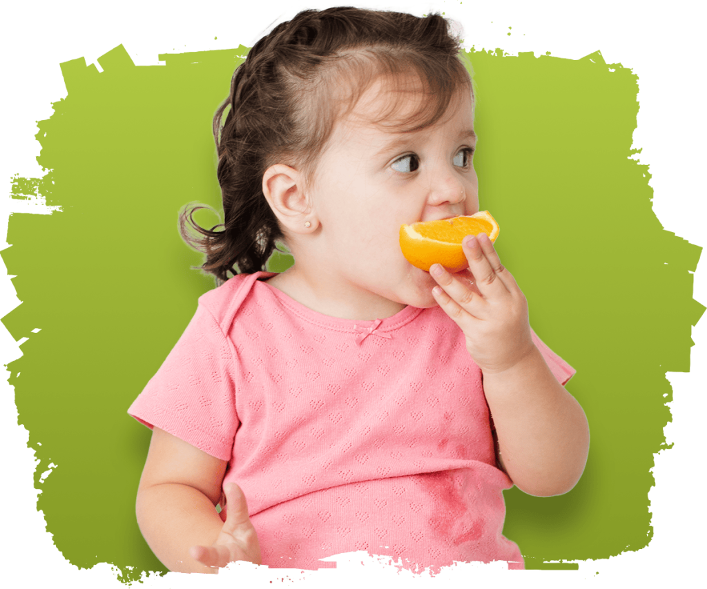 enfant qui goûte une orange