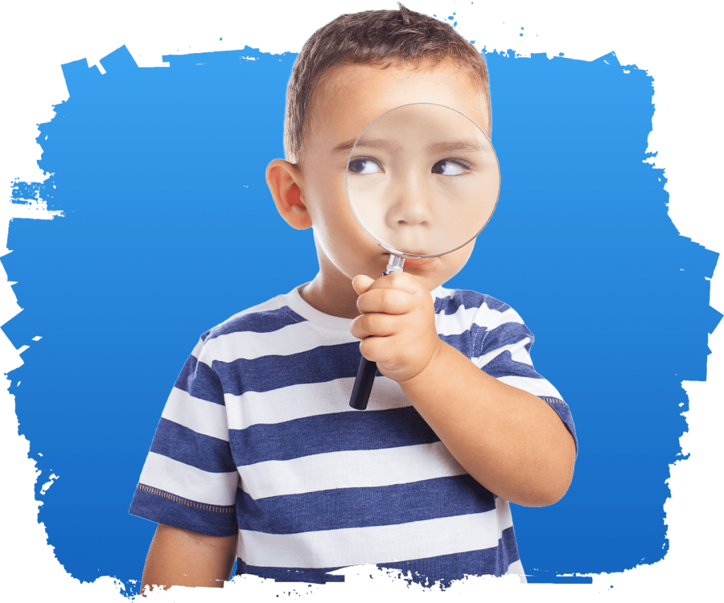 enfant qui relargde à la loupe