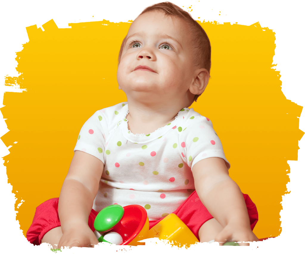 Enfant assis avec des jouets